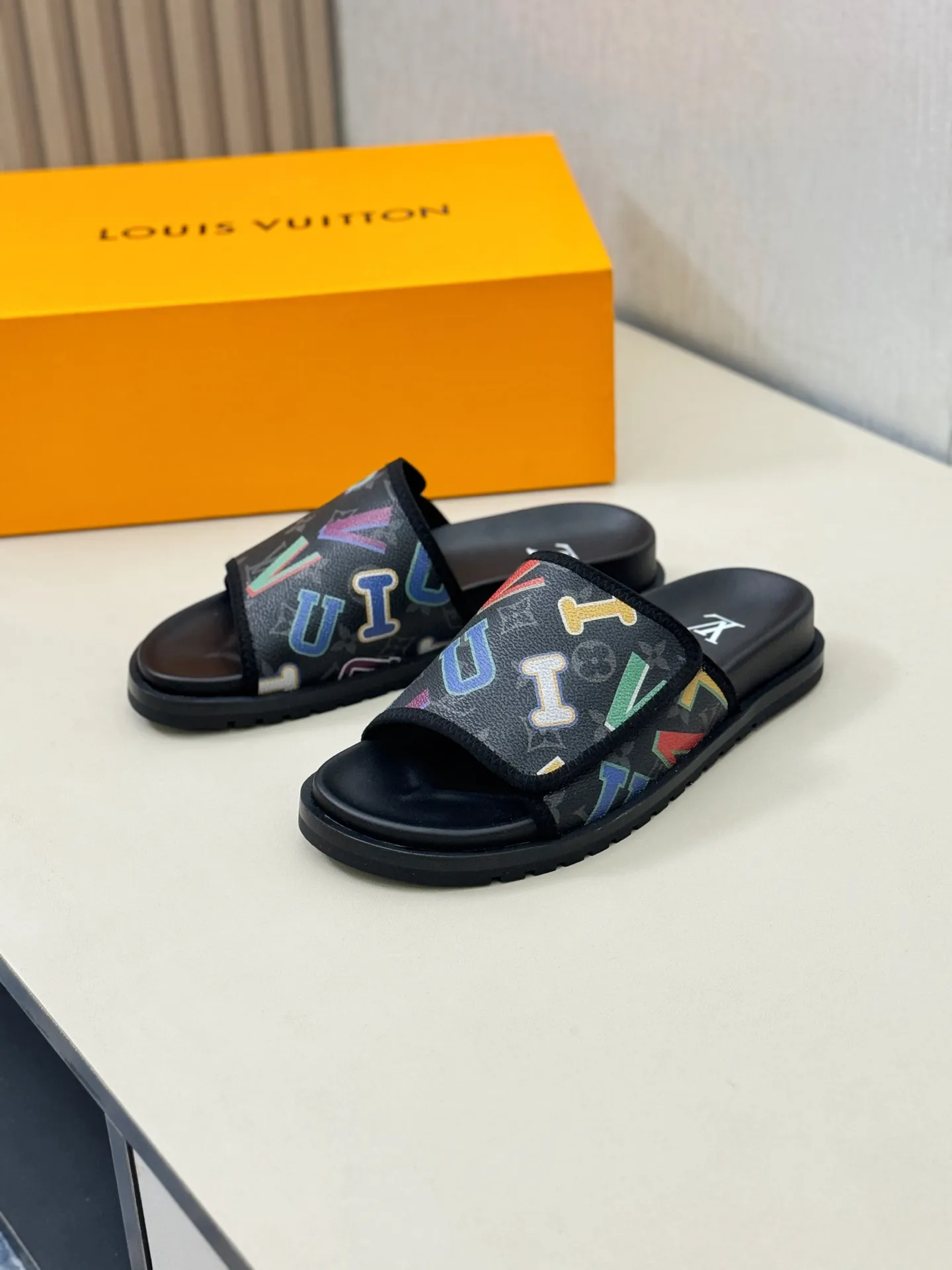 [L Home] P: 340💰Size: 38-45 Top purchasing agent lv men's summer slippers, classic presbyopia with Velcro, soft real leather lining, unique color splicing effect, distinctive personality, fashionable and trendy essential style, light and comfortable. Lightweight and tough rubber insole, micro ridged foam outsole, super comfortable!